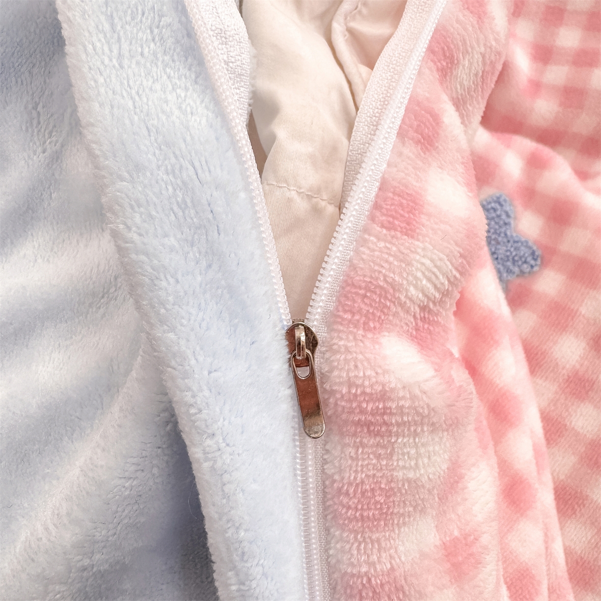 91家纺网 家纺一手货源 找家纺 灰鲸 2025新款牛奶绒毛巾绣苹果狗、蛋糕喵系列四件套 苹果狗-粉格+繁星蓝