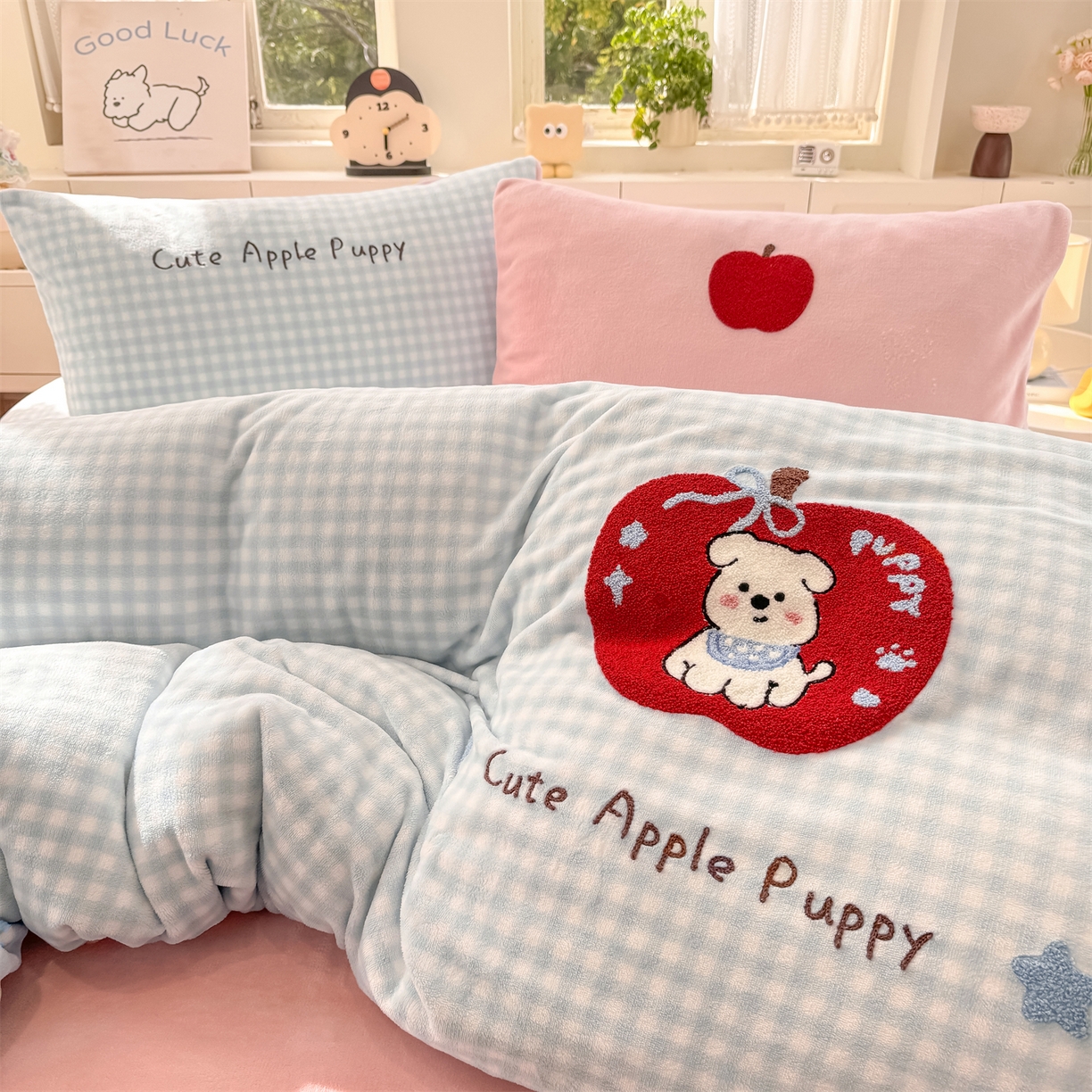 91家纺网 家纺一手货源 找家纺 灰鲸 2025新款牛奶绒毛巾绣苹果狗、蛋糕喵系列四件套 苹果狗-蓝格+可可粉