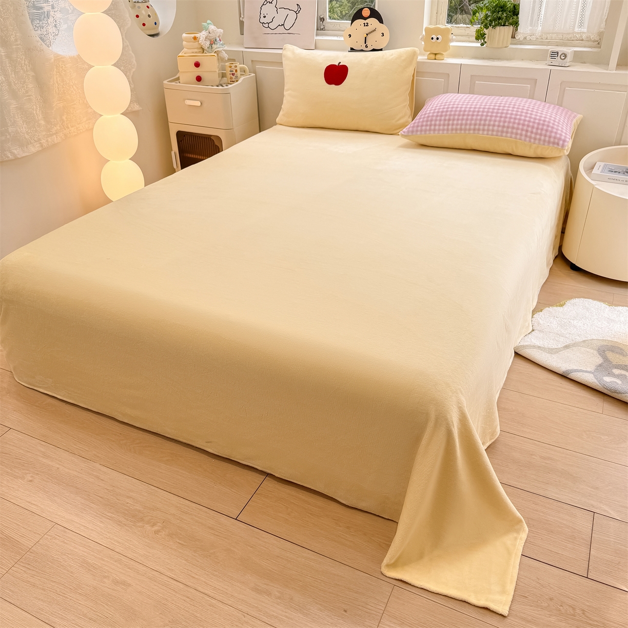 91家纺网 家纺一手货源 找家纺 灰鲸 2025新款牛奶绒毛巾绣苹果狗、蛋糕喵系列四件套 苹果狗-粉格+奶油黄