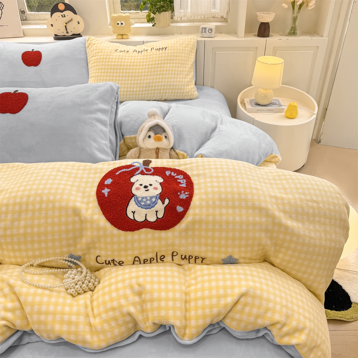 91家纺网 家纺一手货源 找家纺 灰鲸 2025新款牛奶绒毛巾绣苹果狗、蛋糕喵系列四件套 苹果狗-黄格+繁星蓝