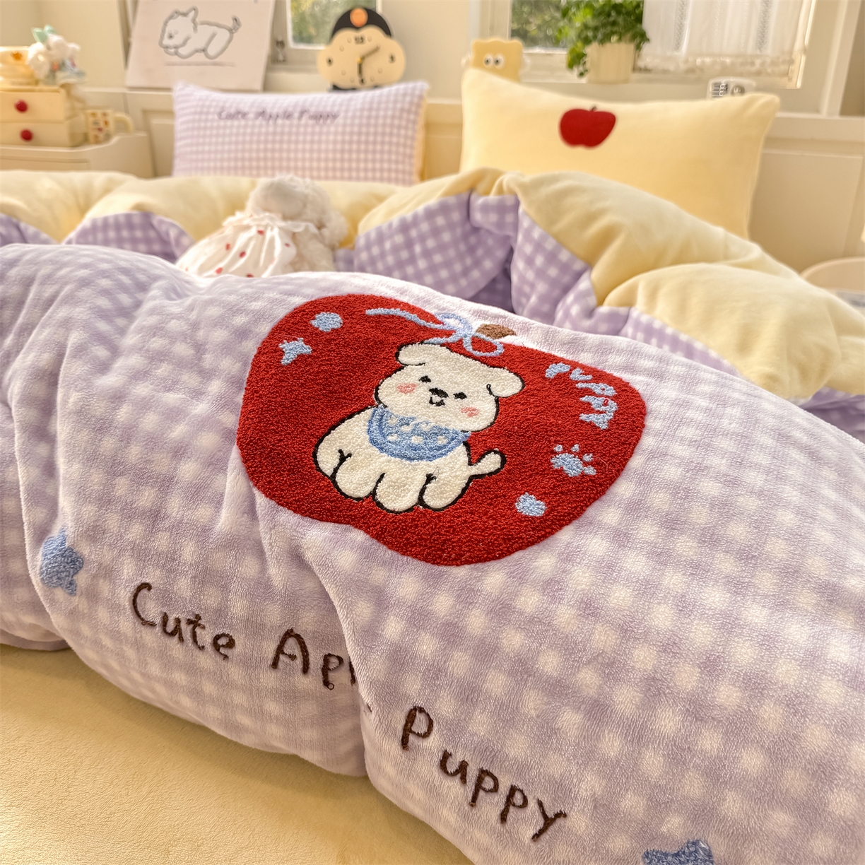 91家纺网 家纺一手货源 找家纺 灰鲸 2025新款牛奶绒毛巾绣苹果狗、蛋糕喵系列四件套 苹果狗-紫格+奶油黄