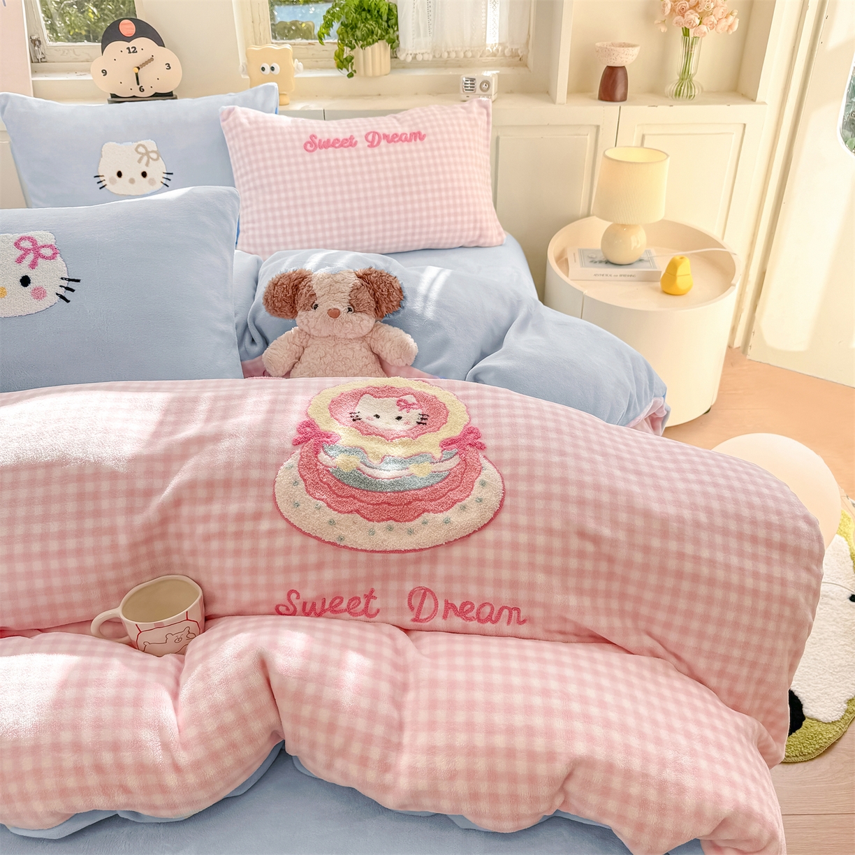 91家纺网 家纺一手货源 找家纺 灰鲸 2025新款牛奶绒毛巾绣苹果狗、蛋糕喵系列四件套 蛋糕喵-粉格+繁星蓝