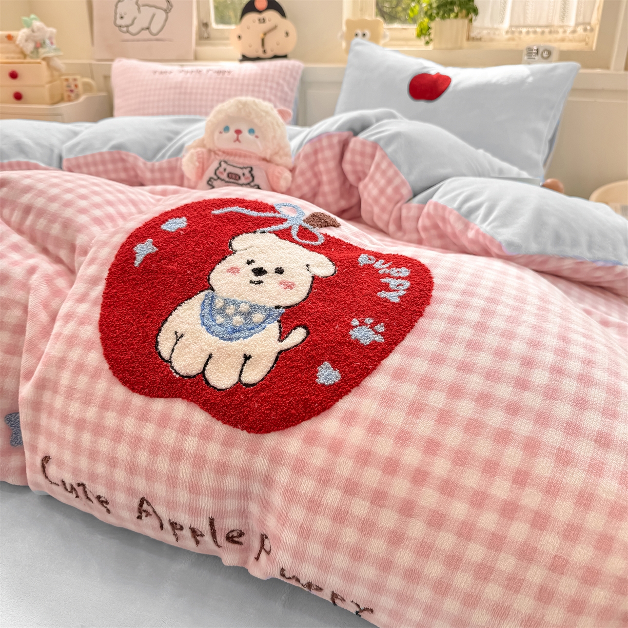 91家纺网 家纺一手货源 找家纺 灰鲸 2025新款牛奶绒毛巾绣苹果狗、蛋糕喵系列四件套 苹果狗-粉格+繁星蓝