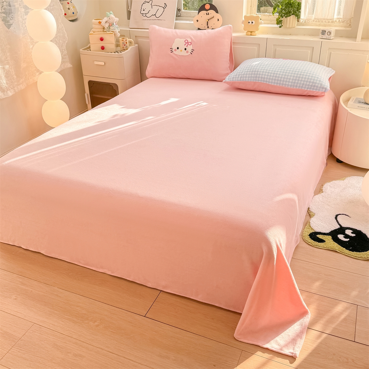 91家纺网 家纺一手货源 找家纺 灰鲸 2025新款牛奶绒毛巾绣苹果狗、蛋糕喵系列四件套 蛋糕喵-蓝格+可可粉