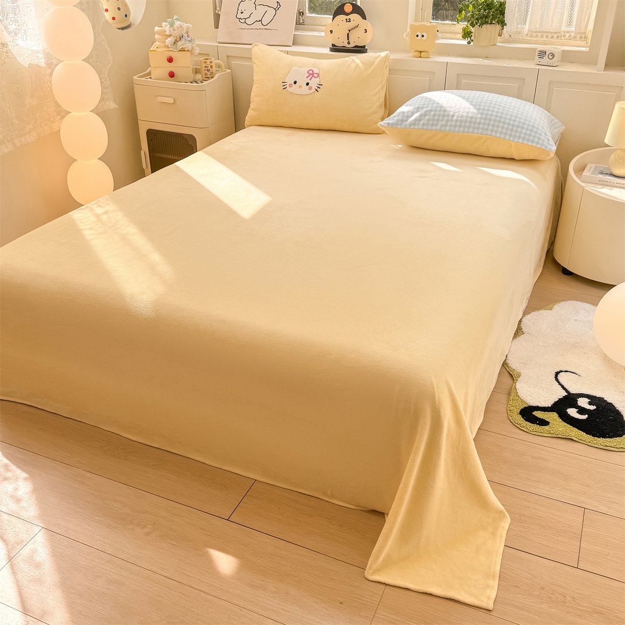 91家纺网 家纺一手货源 找家纺 灰鲸 2025新款牛奶绒毛巾绣苹果狗、蛋糕喵系列四件套 蛋糕喵-蓝格+奶油黄