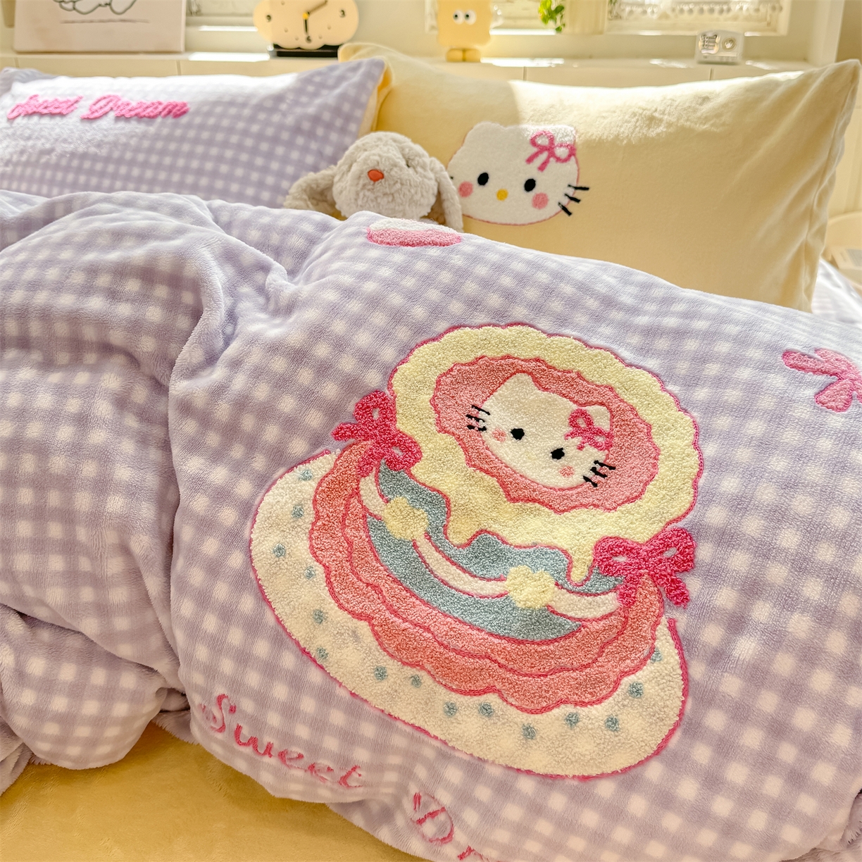91家纺网 家纺一手货源 找家纺 灰鲸 2025新款牛奶绒毛巾绣苹果狗、蛋糕喵系列四件套 蛋糕喵-紫格+奶油黄