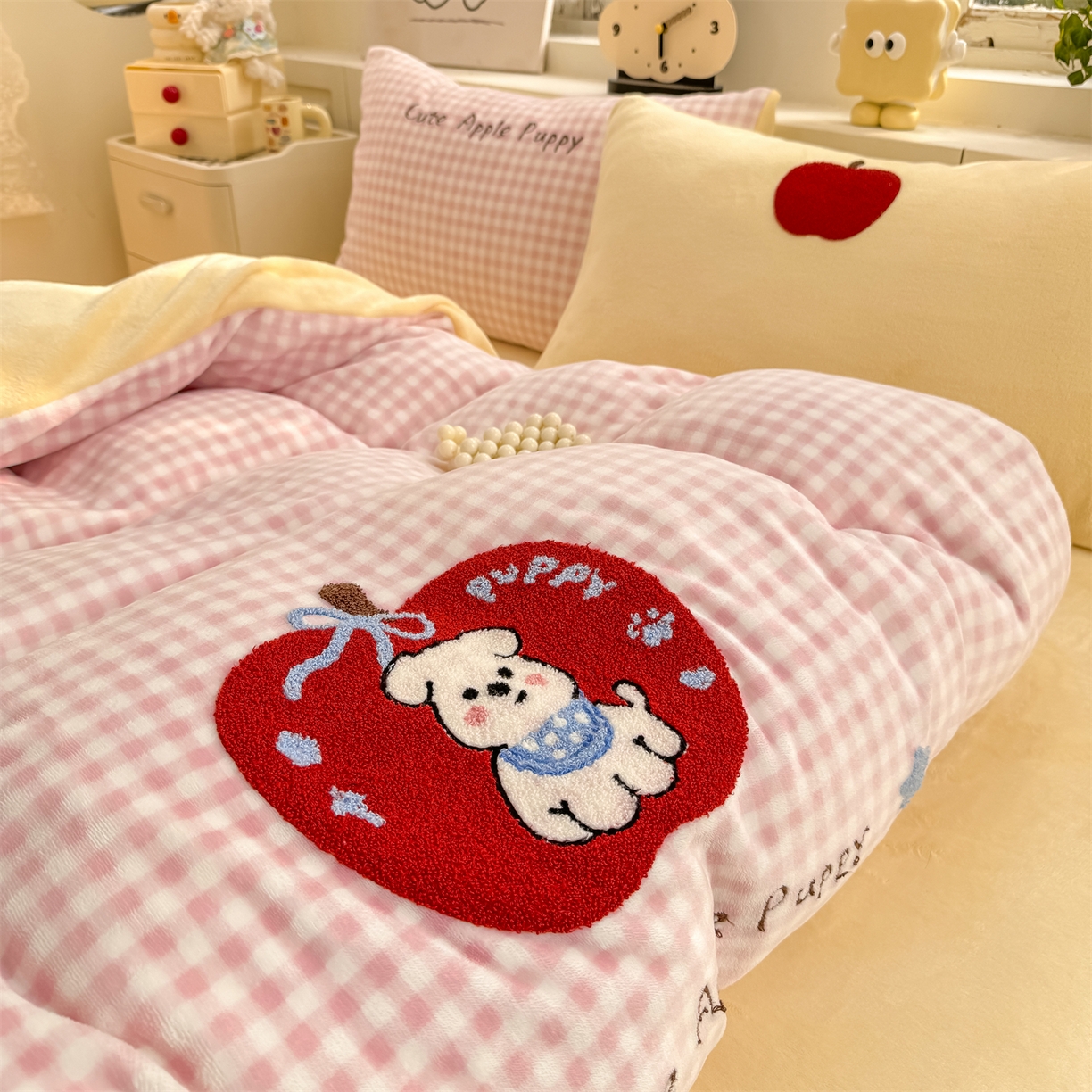 91家纺网 家纺一手货源 找家纺 灰鲸 2025新款牛奶绒毛巾绣苹果狗、蛋糕喵系列四件套 苹果狗-粉格+奶油黄