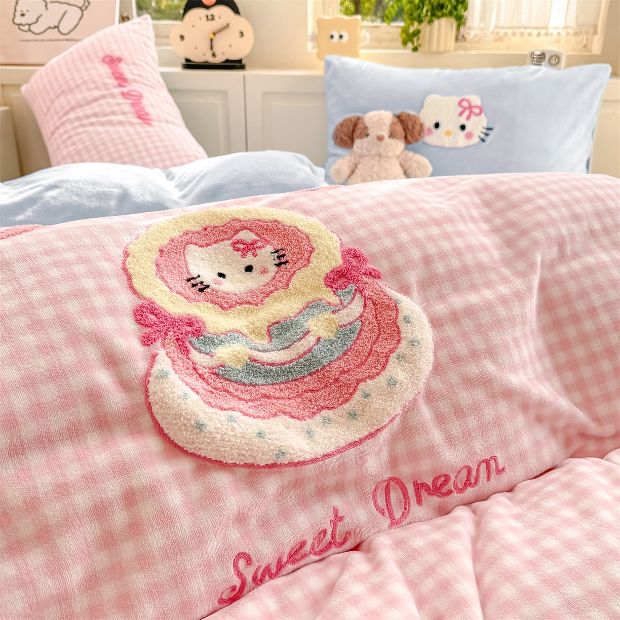 91家纺网 家纺一手货源 找家纺 灰鲸 2025新款牛奶绒毛巾绣苹果狗、蛋糕喵系列四件套 蛋糕喵-粉格+繁星蓝