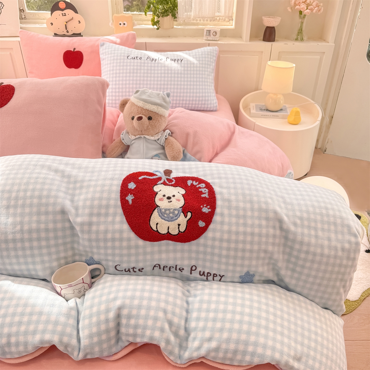 91家纺网 家纺一手货源 找家纺 灰鲸 2025新款牛奶绒毛巾绣苹果狗、蛋糕喵系列四件套 苹果狗-蓝格+可可粉