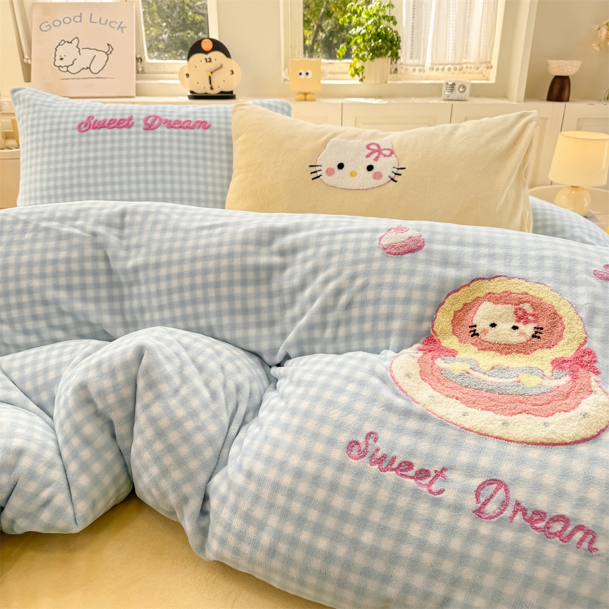 91家纺网 家纺一手货源 找家纺 灰鲸 2025新款牛奶绒毛巾绣苹果狗、蛋糕喵系列四件套 蛋糕喵-蓝格+奶油黄