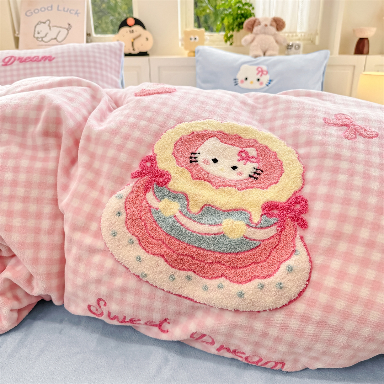 91家纺网 家纺一手货源 找家纺 灰鲸 2025新款牛奶绒毛巾绣苹果狗、蛋糕喵系列四件套 蛋糕喵-粉格+繁星蓝