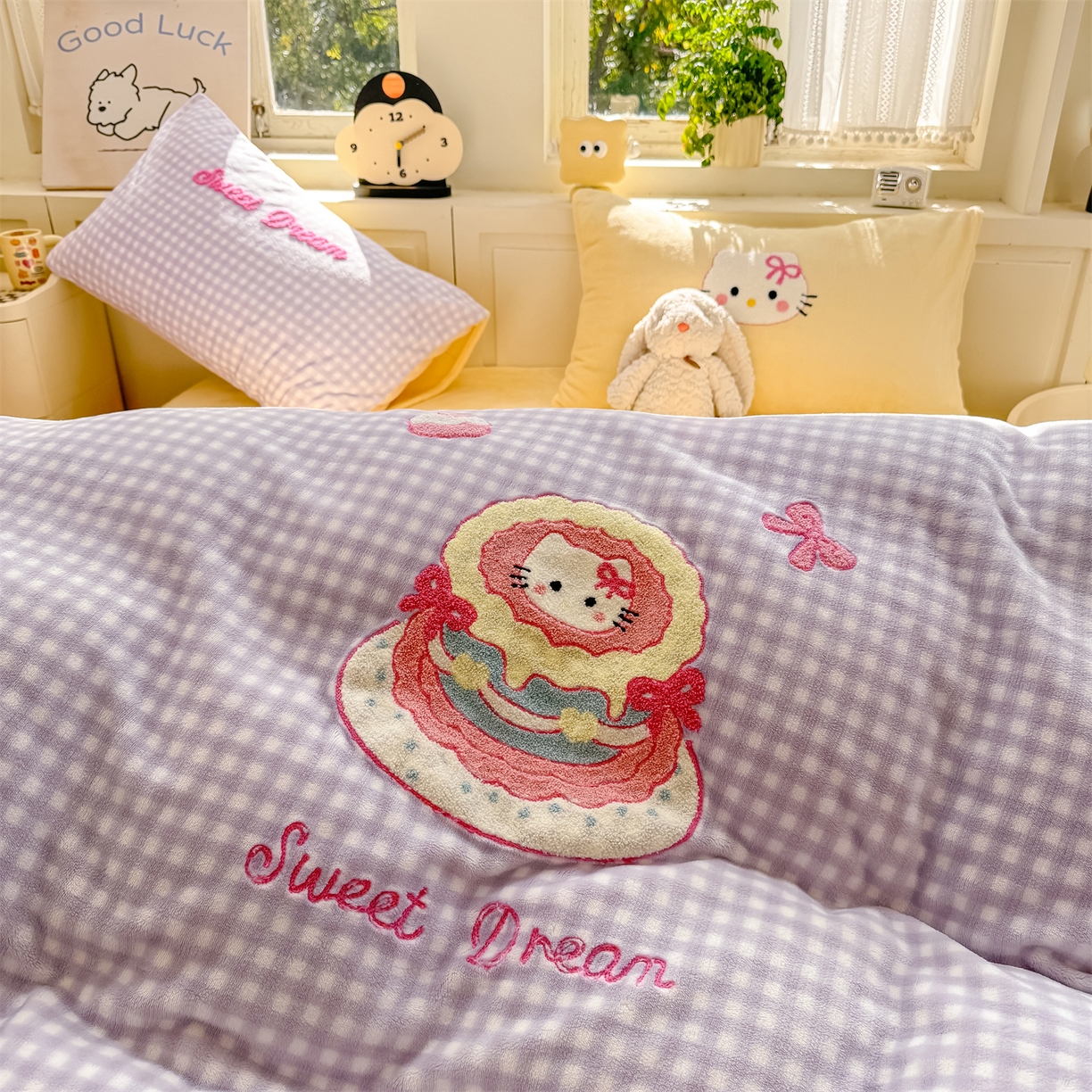 91家纺网 家纺一手货源 找家纺 灰鲸 2025新款牛奶绒毛巾绣苹果狗、蛋糕喵系列四件套 蛋糕喵-紫格+奶油黄