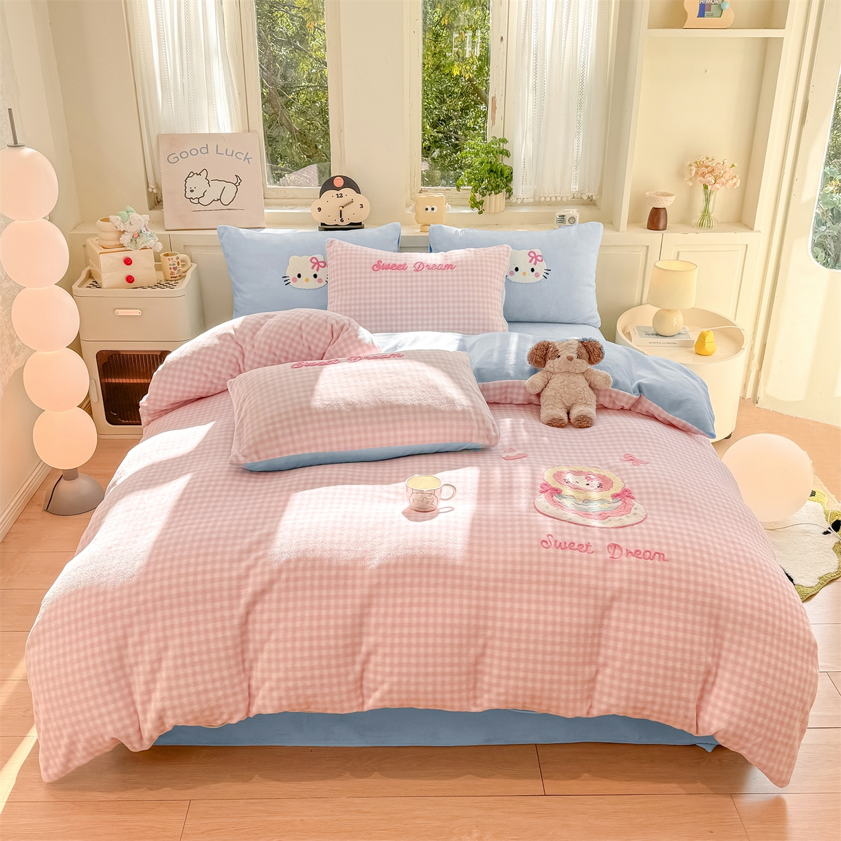 91家纺网 家纺一手货源 找家纺 灰鲸 2025新款牛奶绒毛巾绣苹果狗、蛋糕喵系列四件套 蛋糕喵-粉格+繁星蓝