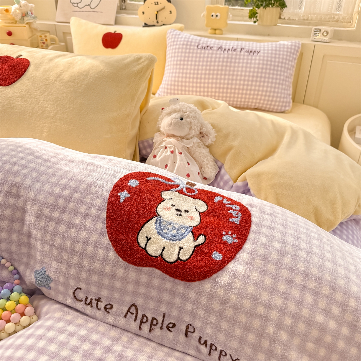 91家纺网 家纺一手货源 找家纺 灰鲸 2025新款牛奶绒毛巾绣苹果狗、蛋糕喵系列四件套 苹果狗-紫格+奶油黄