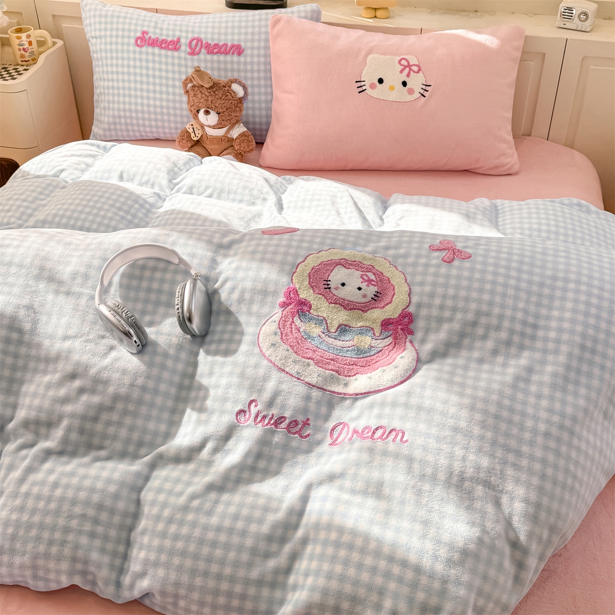 91家纺网 家纺一手货源 找家纺 灰鲸 2025新款牛奶绒毛巾绣苹果狗、蛋糕喵系列四件套 蛋糕喵-蓝格+可可粉