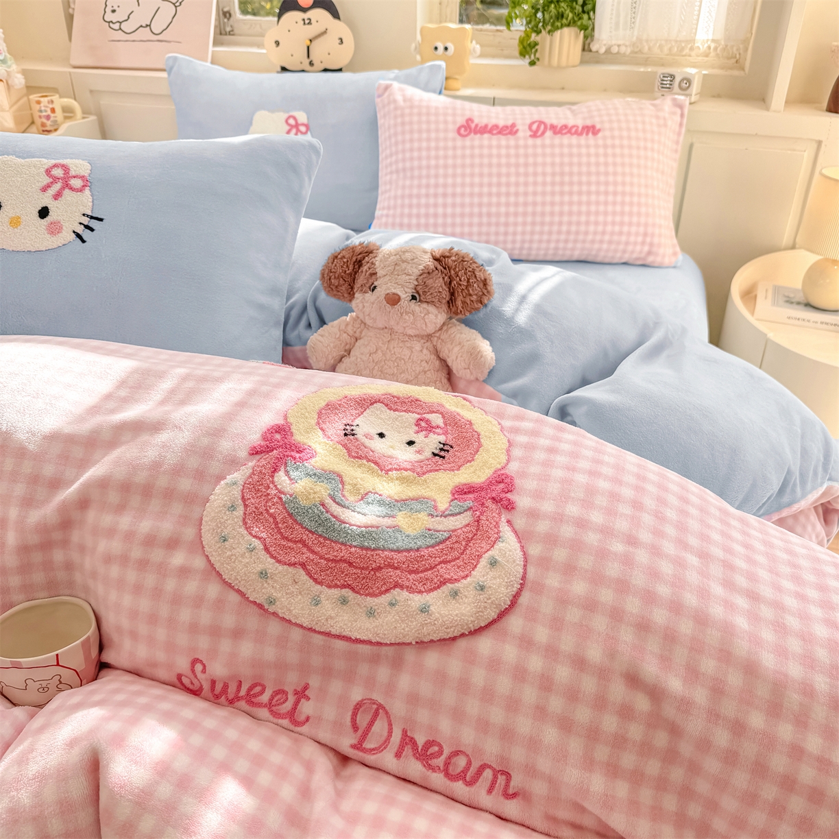 91家纺网 家纺一手货源 找家纺 灰鲸 2025新款牛奶绒毛巾绣苹果狗、蛋糕喵系列四件套 蛋糕喵-粉格+繁星蓝