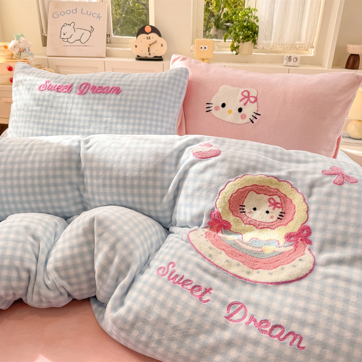 91家纺网 家纺一手货源 找家纺 灰鲸 2025新款牛奶绒毛巾绣苹果狗、蛋糕喵系列四件套 蛋糕喵-蓝格+可可粉
