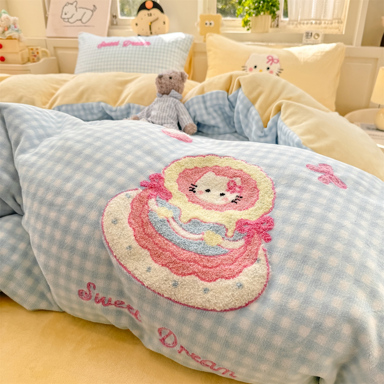 91家纺网 家纺一手货源 找家纺 灰鲸 2025新款牛奶绒毛巾绣苹果狗、蛋糕喵系列四件套 蛋糕喵-蓝格+奶油黄