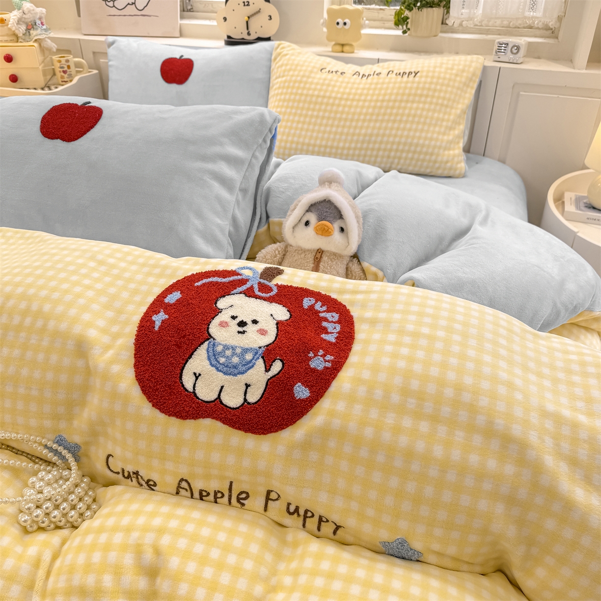 91家纺网 家纺一手货源 找家纺 灰鲸 2025新款牛奶绒毛巾绣苹果狗、蛋糕喵系列四件套 苹果狗-黄格+繁星蓝
