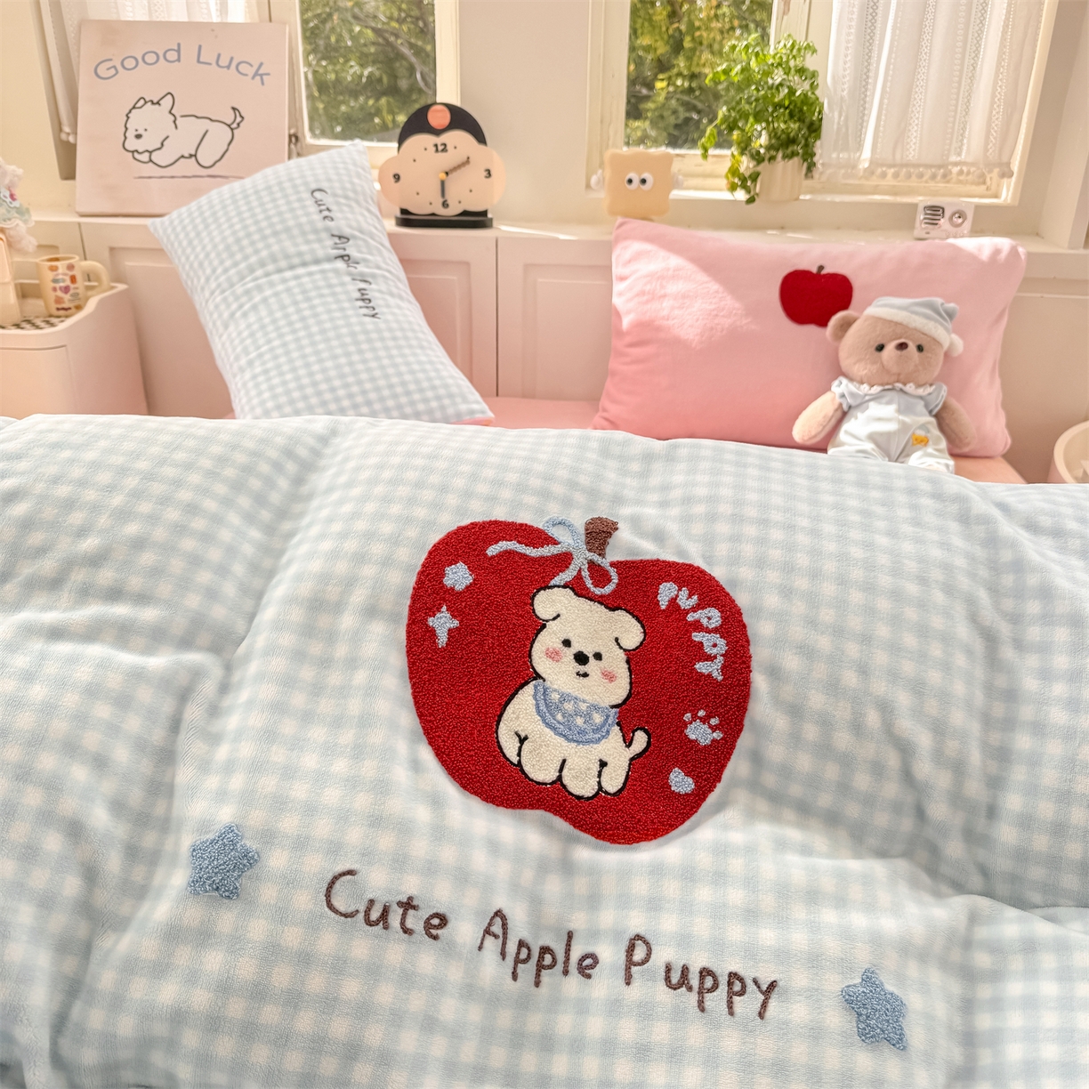 91家纺网 家纺一手货源 找家纺 灰鲸 2025新款牛奶绒毛巾绣苹果狗、蛋糕喵系列四件套 苹果狗-蓝格+可可粉