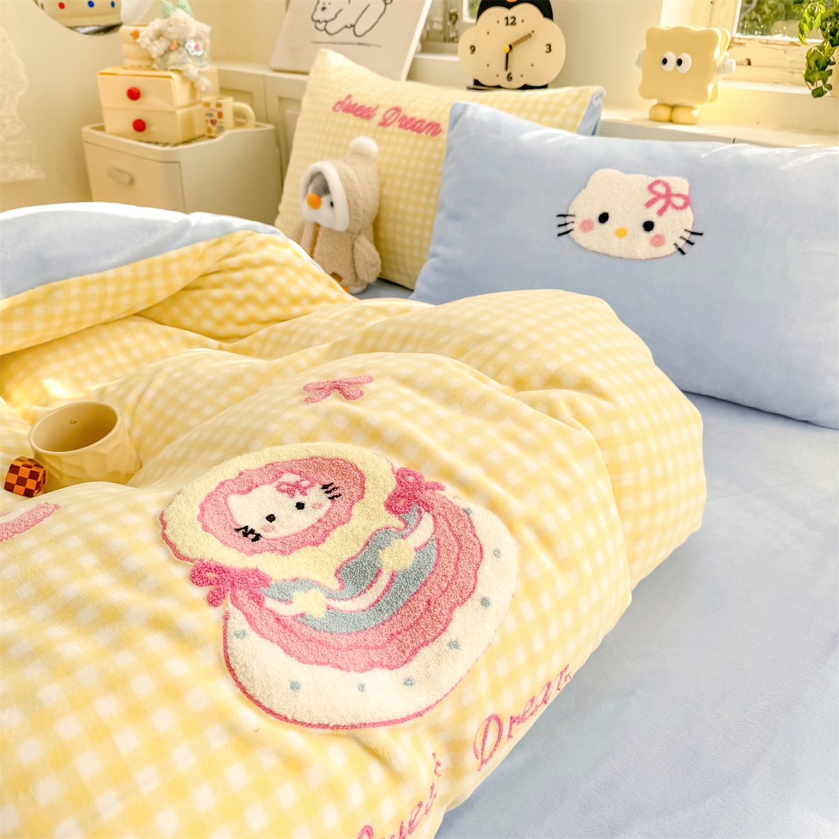 91家纺网 家纺一手货源 找家纺 灰鲸 2025新款牛奶绒毛巾绣苹果狗、蛋糕喵系列四件套 蛋糕喵-黄格+繁星蓝