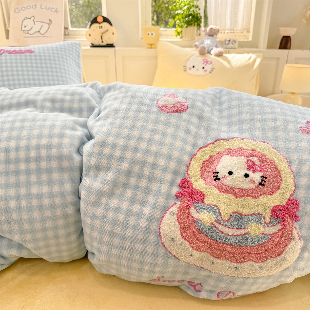 91家纺网 家纺一手货源 找家纺 灰鲸 2025新款牛奶绒毛巾绣苹果狗、蛋糕喵系列四件套 蛋糕喵-蓝格+奶油黄