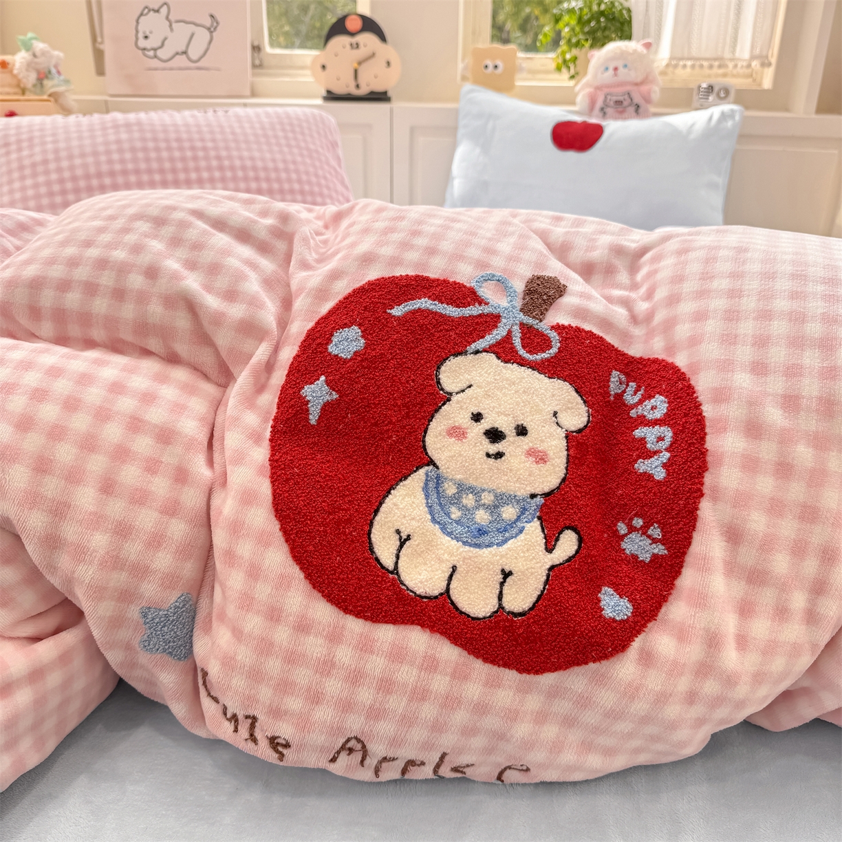 91家纺网 家纺一手货源 找家纺 灰鲸 2025新款牛奶绒毛巾绣苹果狗、蛋糕喵系列四件套 苹果狗-粉格+繁星蓝