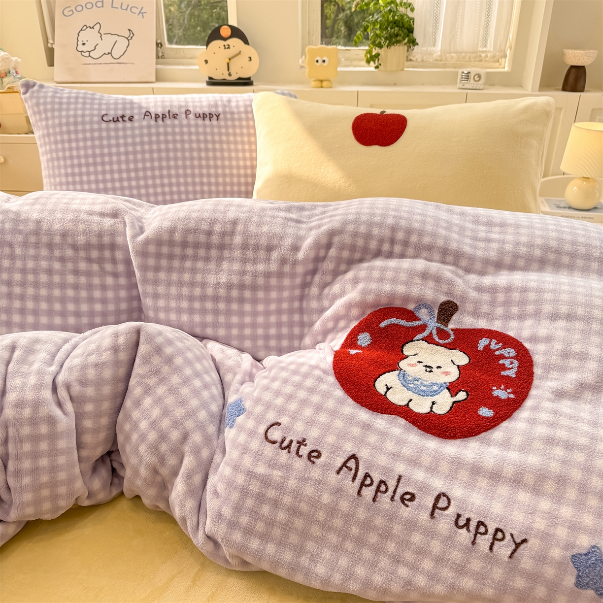 91家纺网 家纺一手货源 找家纺 灰鲸 2025新款牛奶绒毛巾绣苹果狗、蛋糕喵系列四件套 苹果狗-紫格+奶油黄
