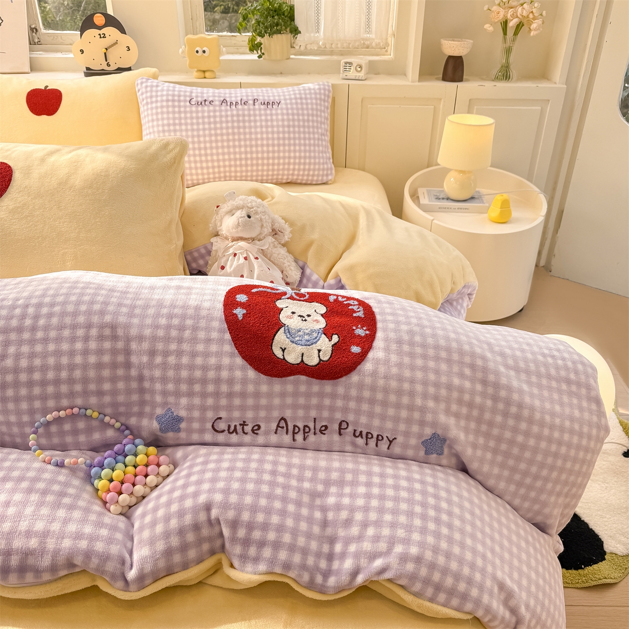 91家纺网 家纺一手货源 找家纺 灰鲸 2025新款牛奶绒毛巾绣苹果狗、蛋糕喵系列四件套 苹果狗-紫格+奶油黄