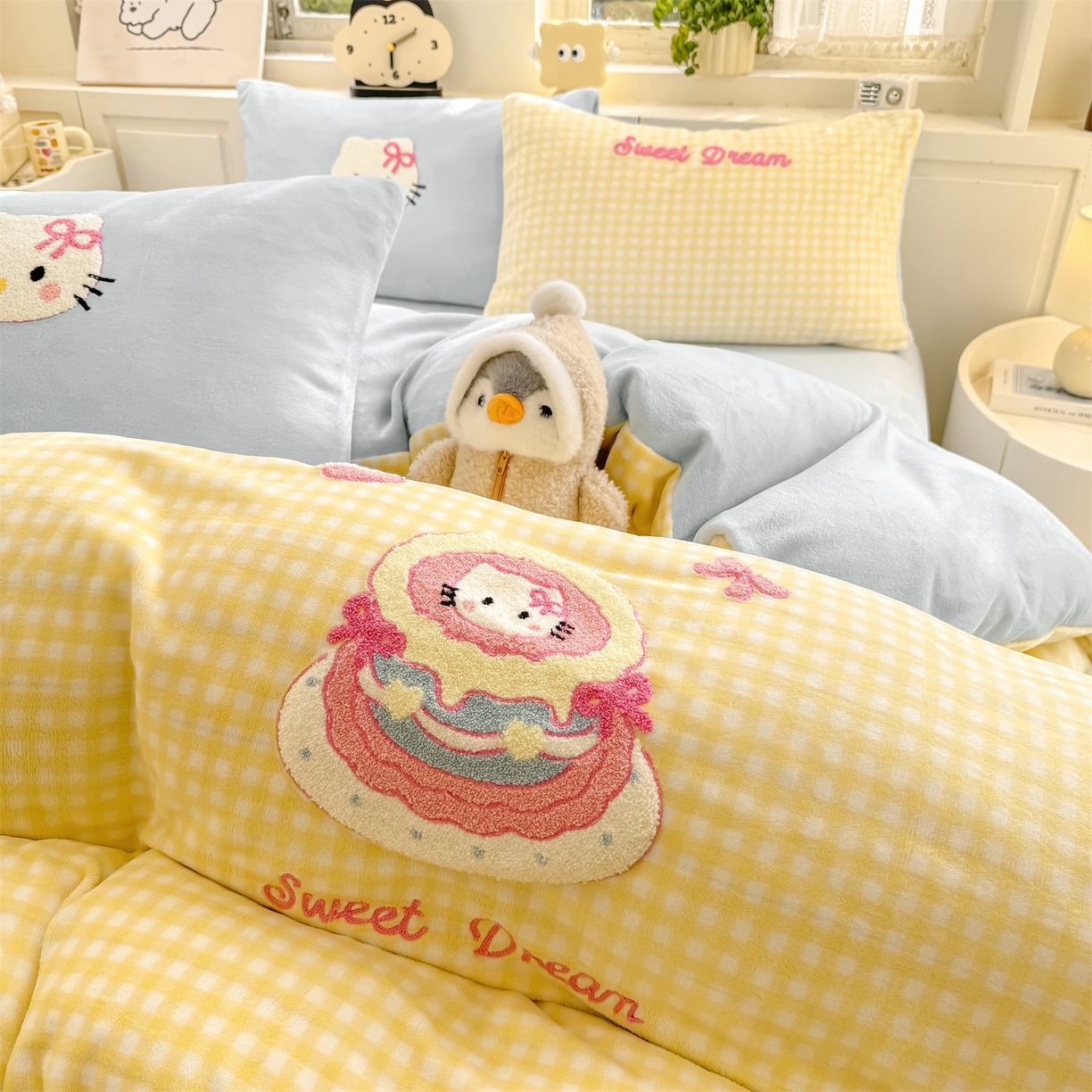 91家纺网 家纺一手货源 找家纺 灰鲸 2025新款牛奶绒毛巾绣苹果狗、蛋糕喵系列四件套 蛋糕喵-黄格+繁星蓝