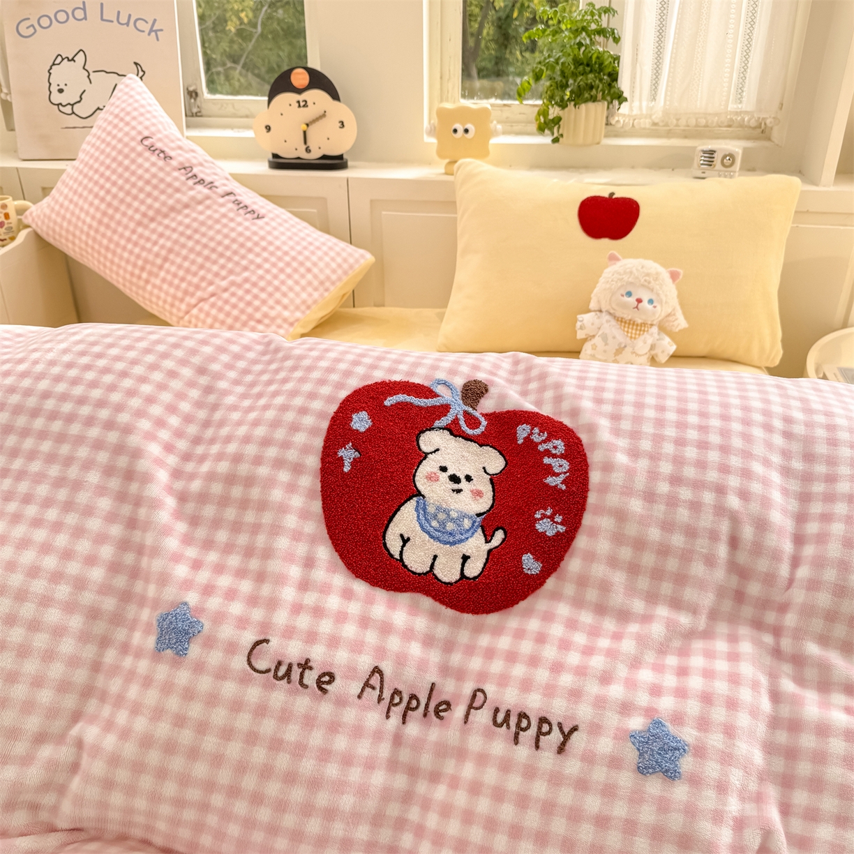 91家纺网 家纺一手货源 找家纺 灰鲸 2025新款牛奶绒毛巾绣苹果狗、蛋糕喵系列四件套 苹果狗-粉格+奶油黄