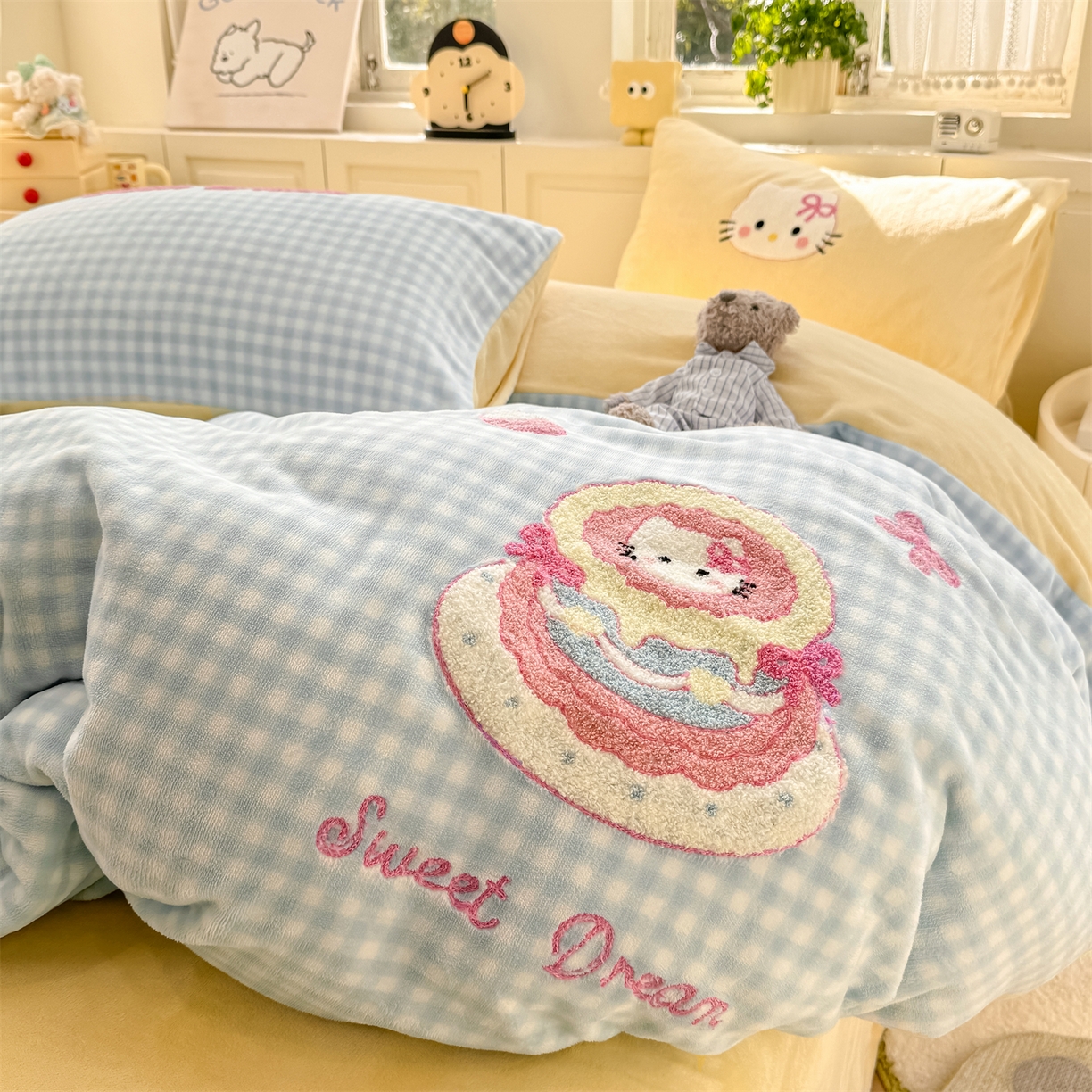 91家纺网 家纺一手货源 找家纺 灰鲸 2025新款牛奶绒毛巾绣苹果狗、蛋糕喵系列四件套 蛋糕喵-蓝格+奶油黄