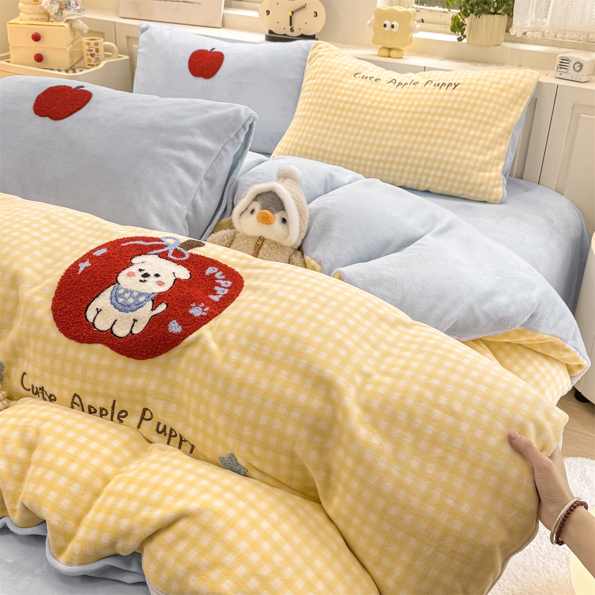 91家纺网 家纺一手货源 找家纺 灰鲸 2025新款牛奶绒毛巾绣苹果狗、蛋糕喵系列四件套 苹果狗-黄格+繁星蓝