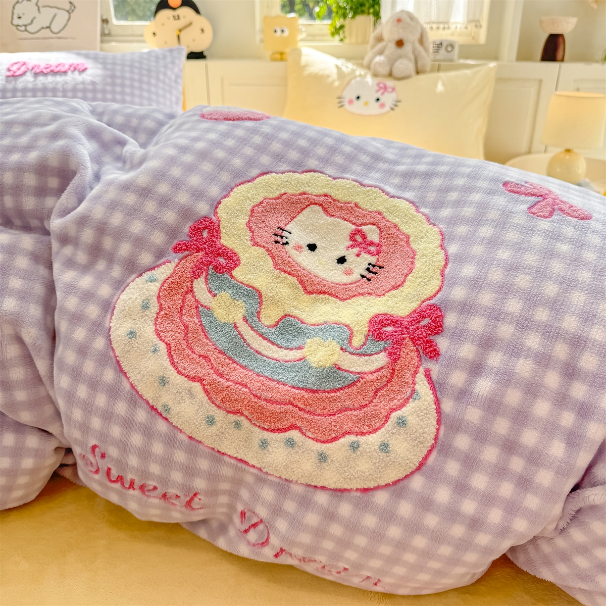 91家纺网 家纺一手货源 找家纺 灰鲸 2025新款牛奶绒毛巾绣苹果狗、蛋糕喵系列四件套 蛋糕喵-紫格+奶油黄