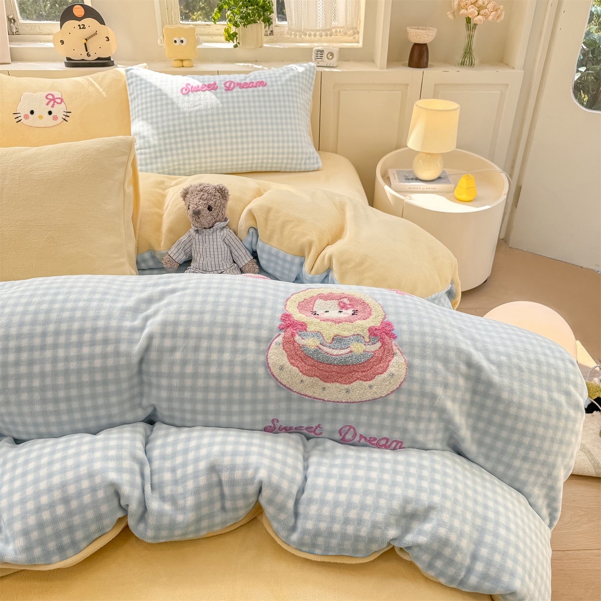 91家纺网 家纺一手货源 找家纺 灰鲸 2025新款牛奶绒毛巾绣苹果狗、蛋糕喵系列四件套 蛋糕喵-蓝格+奶油黄