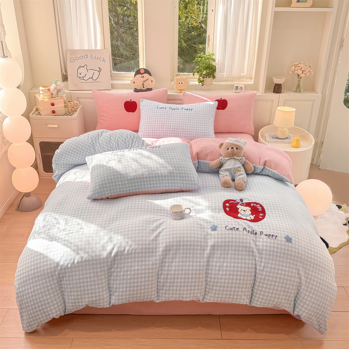 91家纺网 家纺一手货源 找家纺 灰鲸 2025新款牛奶绒毛巾绣苹果狗、蛋糕喵系列四件套 苹果狗-蓝格+可可粉