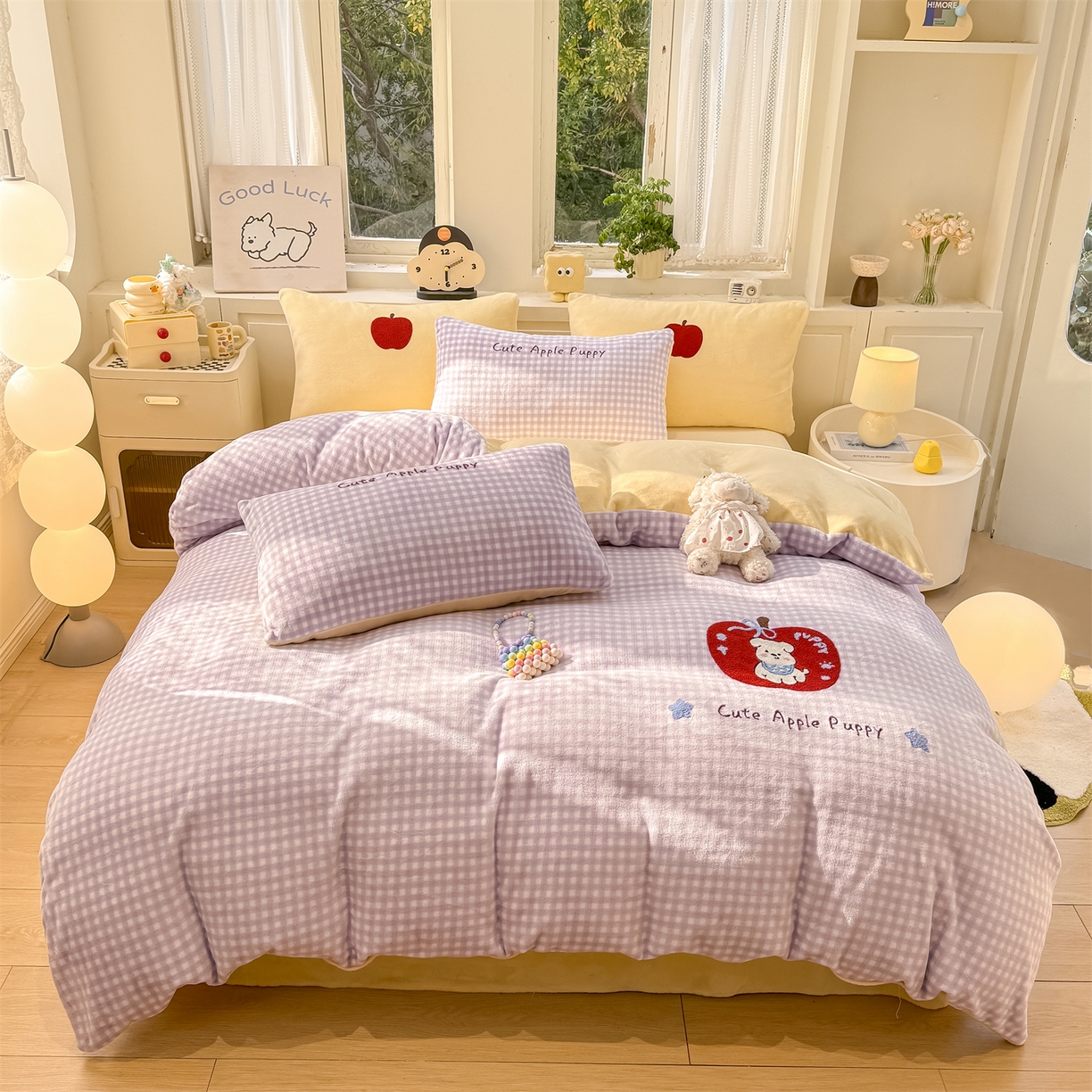 91家纺网 家纺一手货源 找家纺 灰鲸 2025新款牛奶绒毛巾绣苹果狗、蛋糕喵系列四件套 苹果狗-紫格+奶油黄