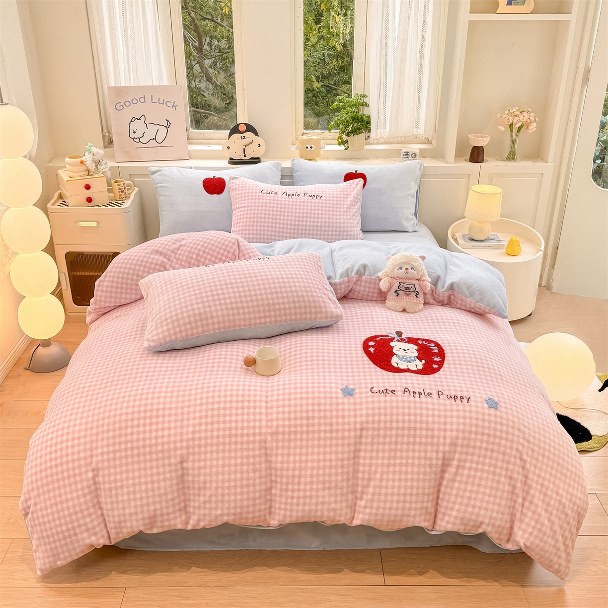 91家纺网 家纺一手货源 找家纺 灰鲸 2025新款牛奶绒毛巾绣苹果狗、蛋糕喵系列四件套 苹果狗-粉格+繁星蓝