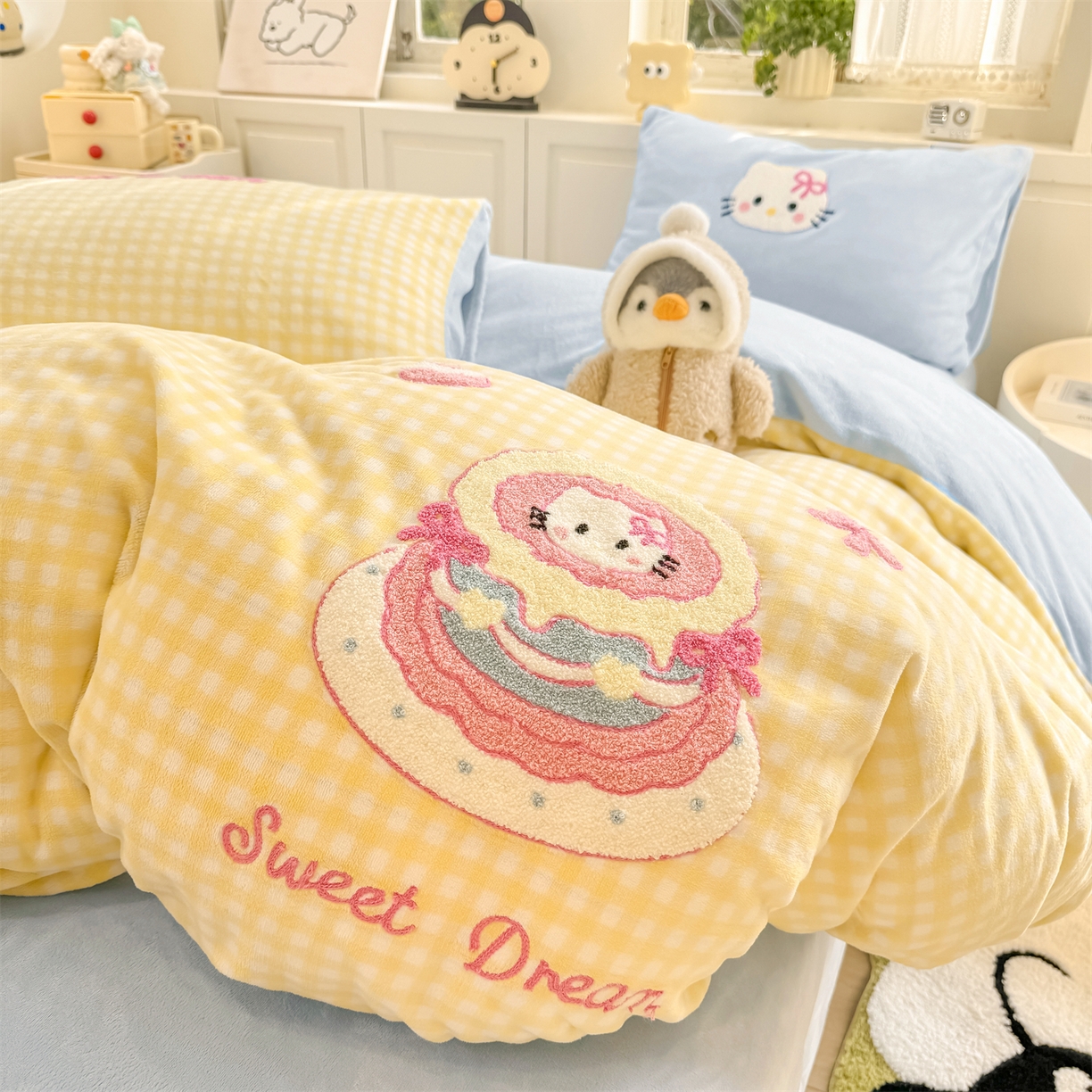 91家纺网 家纺一手货源 找家纺 灰鲸 2025新款牛奶绒毛巾绣苹果狗、蛋糕喵系列四件套 蛋糕喵-黄格+繁星蓝