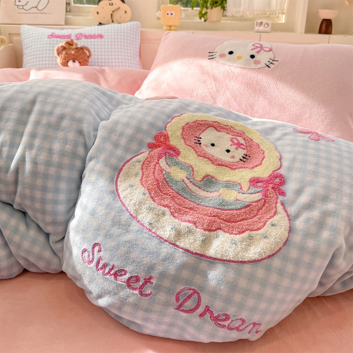 91家纺网 家纺一手货源 找家纺 （总）灰鲸 2025新款牛奶绒毛巾绣苹果狗、蛋糕喵系列四件套