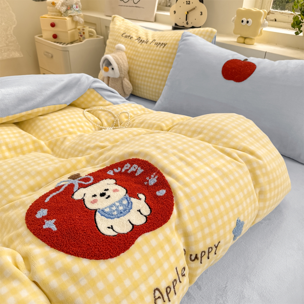 91家纺网 家纺一手货源 找家纺 灰鲸 2025新款牛奶绒毛巾绣苹果狗、蛋糕喵系列四件套 苹果狗-黄格+繁星蓝