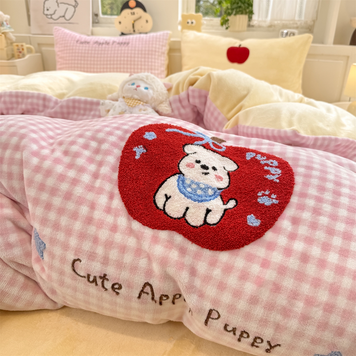 91家纺网 家纺一手货源 找家纺 灰鲸 2025新款牛奶绒毛巾绣苹果狗、蛋糕喵系列四件套 苹果狗-粉格+奶油黄