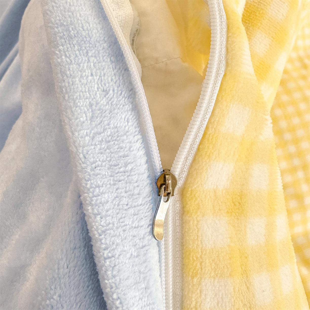 91家纺网 家纺一手货源 找家纺 灰鲸 2025新款牛奶绒毛巾绣苹果狗、蛋糕喵系列四件套 蛋糕喵-黄格+繁星蓝