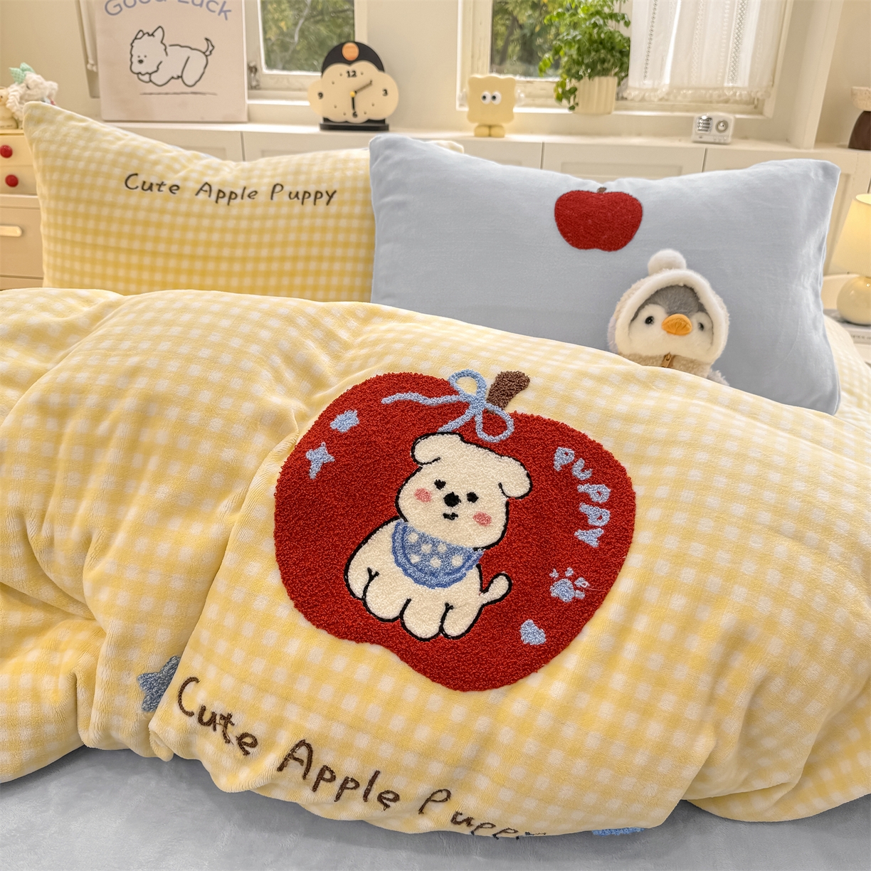 91家纺网 家纺一手货源 找家纺 灰鲸 2025新款牛奶绒毛巾绣苹果狗、蛋糕喵系列四件套 苹果狗-黄格+繁星蓝