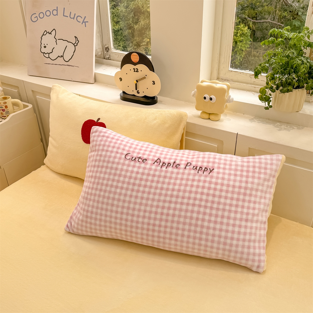 91家纺网 家纺一手货源 找家纺 灰鲸 2025新款牛奶绒毛巾绣苹果狗、蛋糕喵系列四件套 苹果狗-粉格+奶油黄