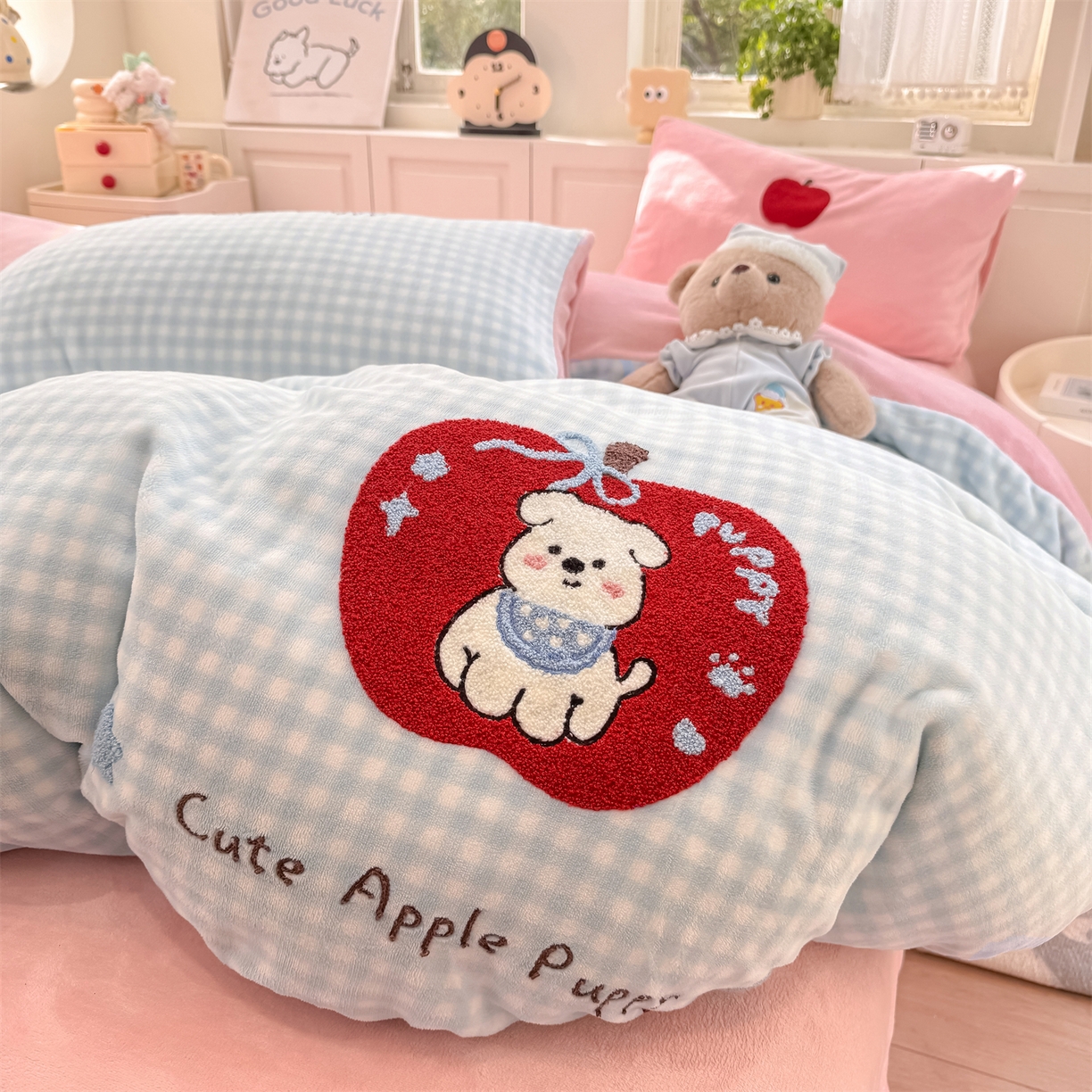91家纺网 家纺一手货源 找家纺 灰鲸 2025新款牛奶绒毛巾绣苹果狗、蛋糕喵系列四件套 苹果狗-蓝格+可可粉
