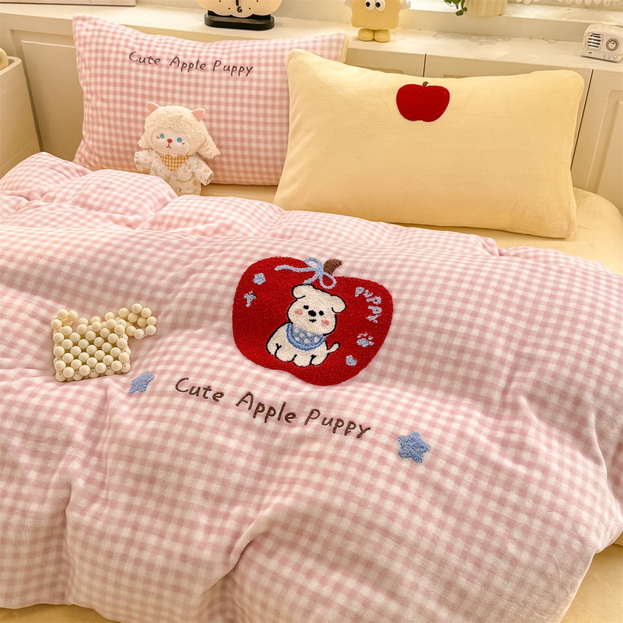 91家纺网 家纺一手货源 找家纺 灰鲸 2025新款牛奶绒毛巾绣苹果狗、蛋糕喵系列四件套 苹果狗-粉格+奶油黄