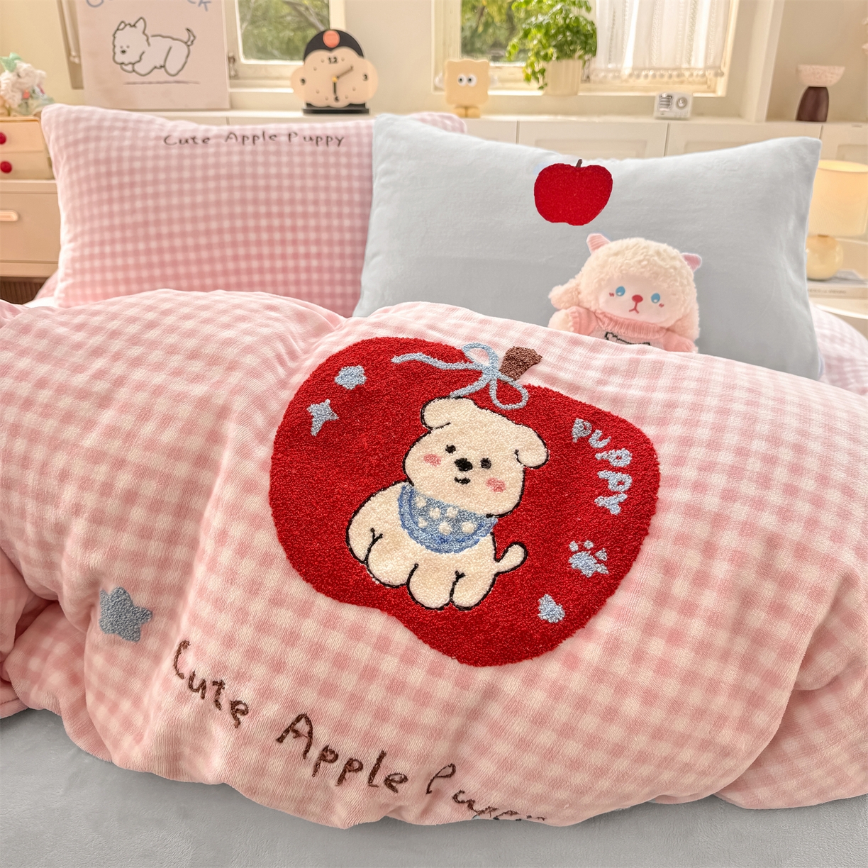 91家纺网 家纺一手货源 找家纺 灰鲸 2025新款牛奶绒毛巾绣苹果狗、蛋糕喵系列四件套 苹果狗-粉格+繁星蓝