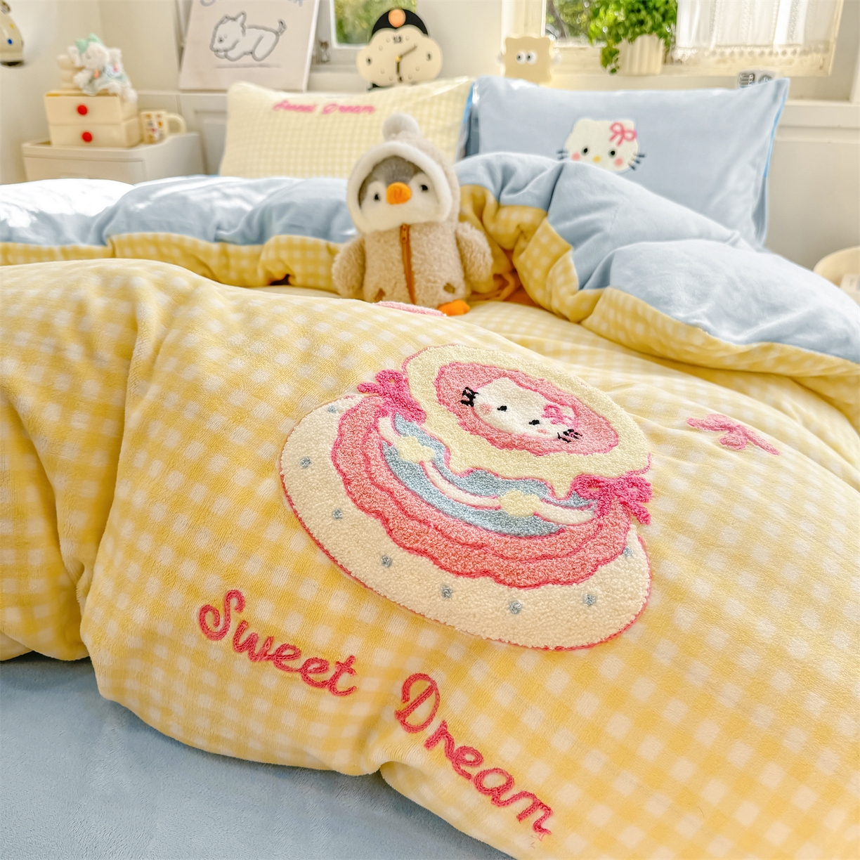 91家纺网 家纺一手货源 找家纺 灰鲸 2025新款牛奶绒毛巾绣苹果狗、蛋糕喵系列四件套 蛋糕喵-黄格+繁星蓝