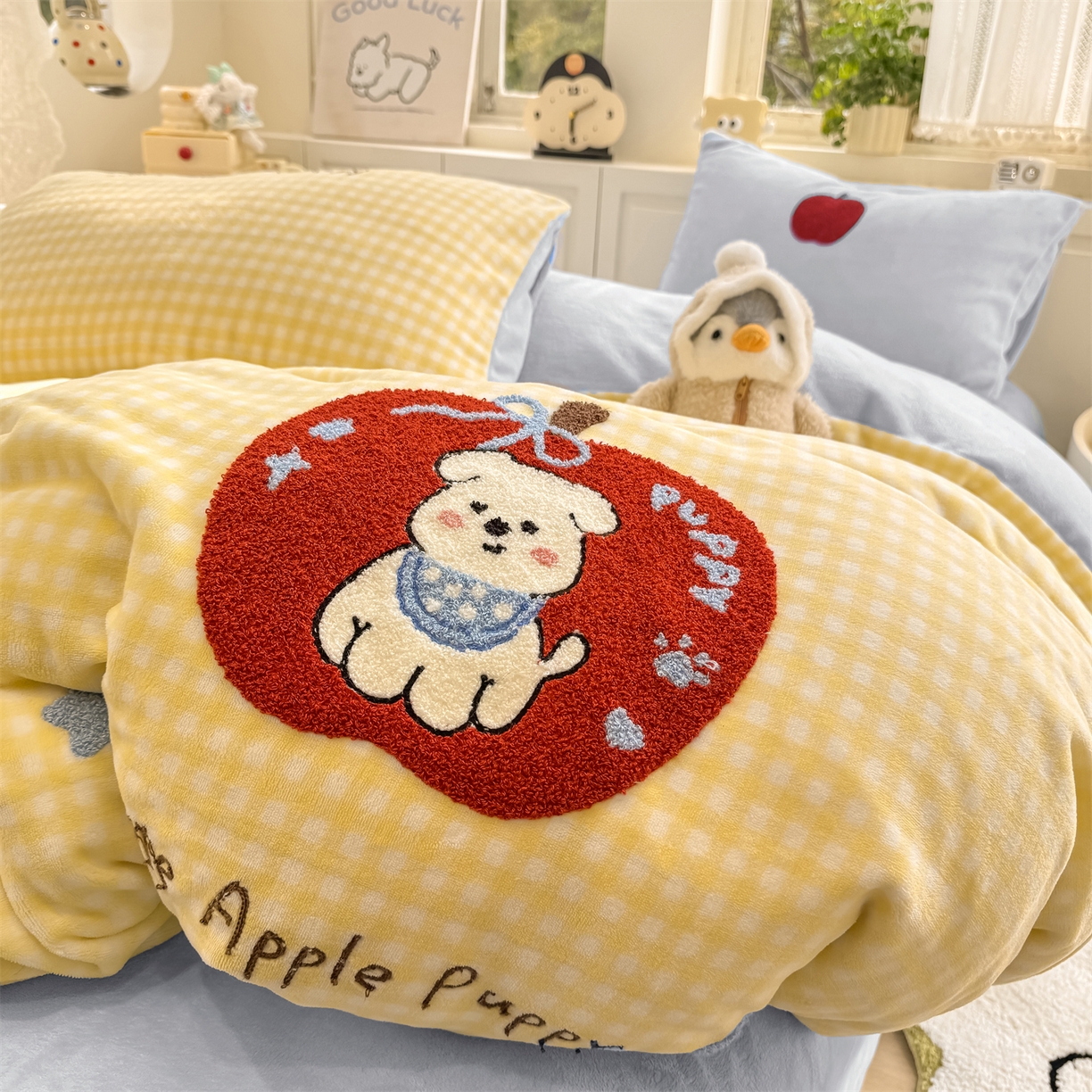 91家纺网 家纺一手货源 找家纺 灰鲸 2025新款牛奶绒毛巾绣苹果狗、蛋糕喵系列四件套 苹果狗-黄格+繁星蓝